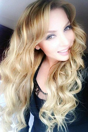 Τραγουδάει και της πέφτει η σερβιέτα στη σκηνή - Δείτε τι έκανε [βίντεο] | iefimerida.gr 4