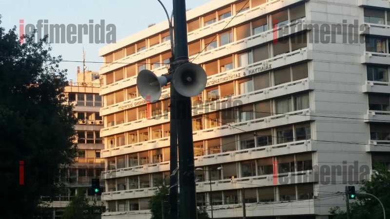 Πυρετώδεις προετοιμασίες, από τα χαράματα, στο Σύνταγμα για την ομιλία Τσίπρα: Υπερπαραγωγή με εξέδρες, ηχοσυστήματα, μεγάφωνα [εικόνες]  | iefimerida.gr 0