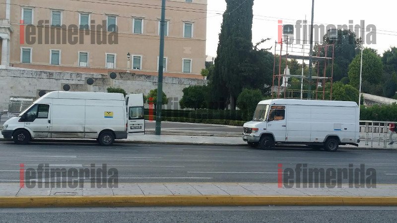 Πυρετώδεις προετοιμασίες, από τα χαράματα, στο Σύνταγμα για την ομιλία Τσίπρα: Υπερπαραγωγή με εξέδρες, ηχοσυστήματα, μεγάφωνα [εικόνες]  | iefimerida.gr 1