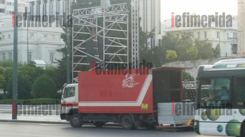 Πυρετώδεις προετοιμασίες, από τα χαράματα, στο Σύνταγμα για την ομιλία Τσίπρα: Υπερπαραγωγή με εξέδρες, ηχοσυστήματα, μεγάφωνα [εικόνες]  | iefimerida.gr 2