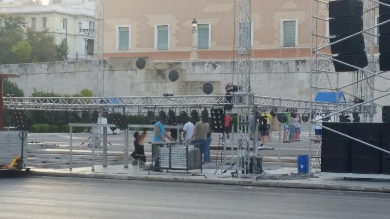 Πυρετώδεις προετοιμασίες, από τα χαράματα, στο Σύνταγμα για την ομιλία Τσίπρα: Υπερπαραγωγή με εξέδρες, ηχοσυστήματα, μεγάφωνα [εικόνες]  | iefimerida.gr 3