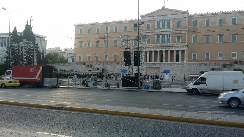 Πυρετώδεις προετοιμασίες, από τα χαράματα, στο Σύνταγμα για την ομιλία Τσίπρα: Υπερπαραγωγή με εξέδρες, ηχοσυστήματα, μεγάφωνα [εικόνες]  | iefimerida.gr 5