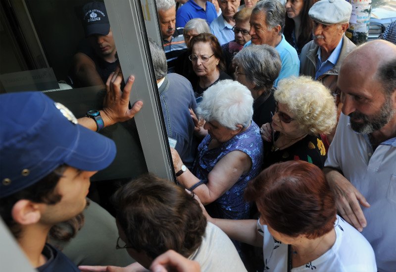 Εικόνες ντροπής: Ηλικιωμένοι και φτωχοί πληρώνουν το δημοψήφισμα | iefimerida.gr 8