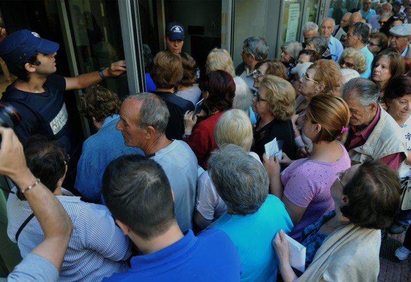 Εικόνες ντροπής: Ηλικιωμένοι και φτωχοί πληρώνουν το δημοψήφισμα | iefimerida.gr 9