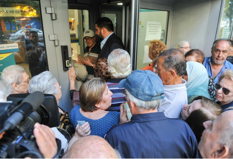 Εικόνες ντροπής: Ηλικιωμένοι και φτωχοί πληρώνουν το δημοψήφισμα | iefimerida.gr 10