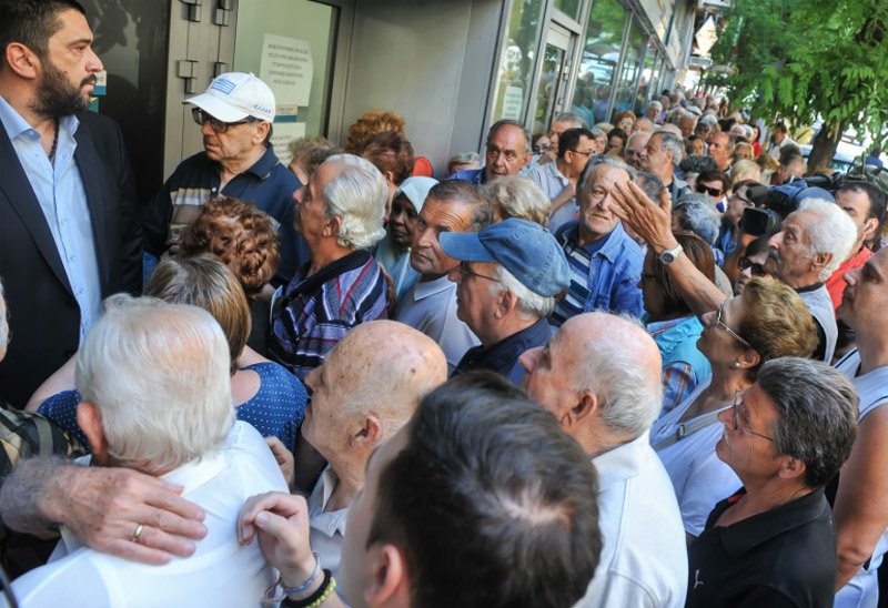 Εικόνες ντροπής: Ηλικιωμένοι και φτωχοί πληρώνουν το δημοψήφισμα | iefimerida.gr 11