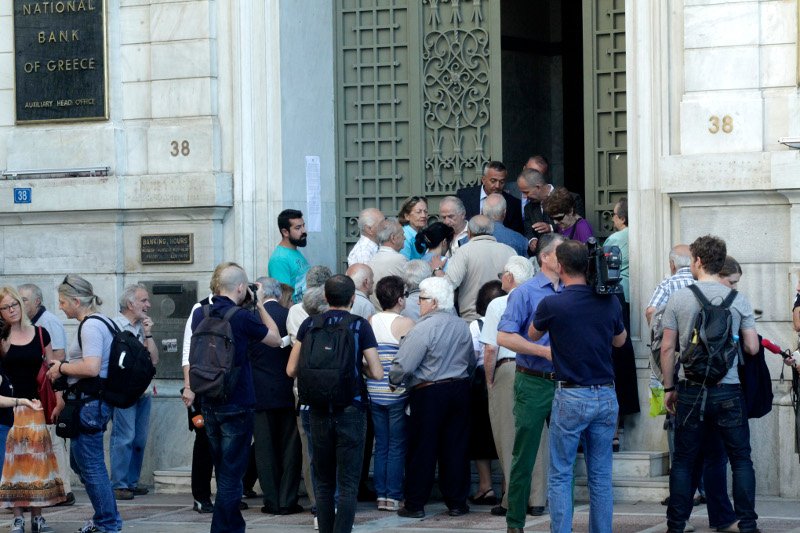 Εικόνες ντροπής: Ηλικιωμένοι και φτωχοί πληρώνουν το δημοψήφισμα | iefimerida.gr 13
