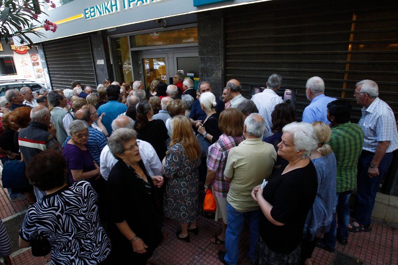 Εικόνες ντροπής: Ηλικιωμένοι και φτωχοί πληρώνουν το δημοψήφισμα | iefimerida.gr 14