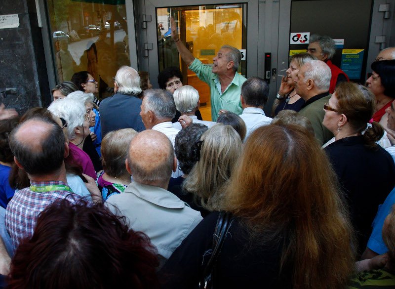 Εικόνες ντροπής: Ηλικιωμένοι και φτωχοί πληρώνουν το δημοψήφισμα | iefimerida.gr 15