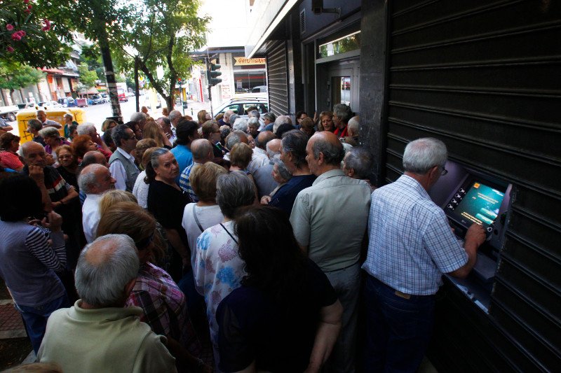 Εικόνες ντροπής: Ηλικιωμένοι και φτωχοί πληρώνουν το δημοψήφισμα | iefimerida.gr 16