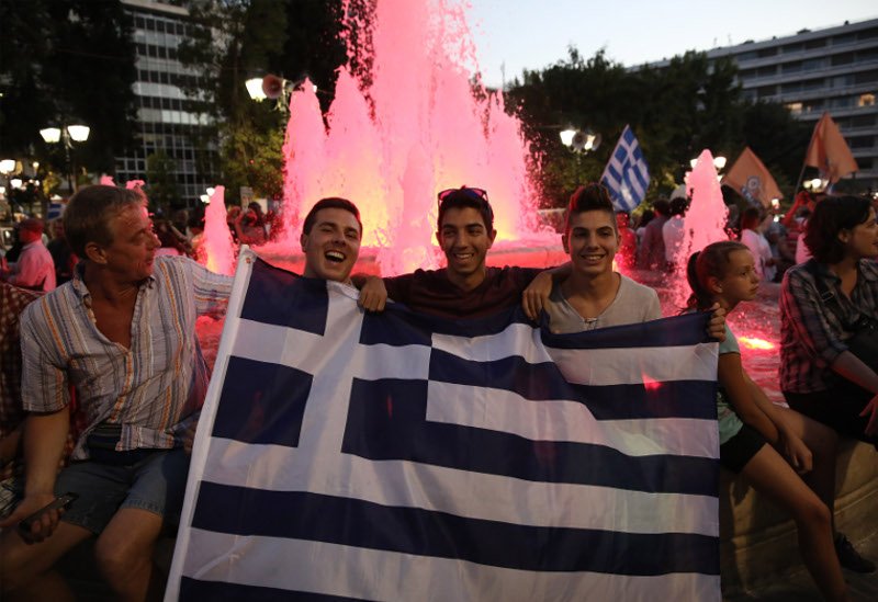 Εκατοντάδες οπαδοί του «Οχι» πανηγύρισαν στο Σύνταγμα -Οι χοροί, τα τραγούδια και το ροζ συντριβάνι [εικόνες & βίντεο] | iefimerida.gr 0