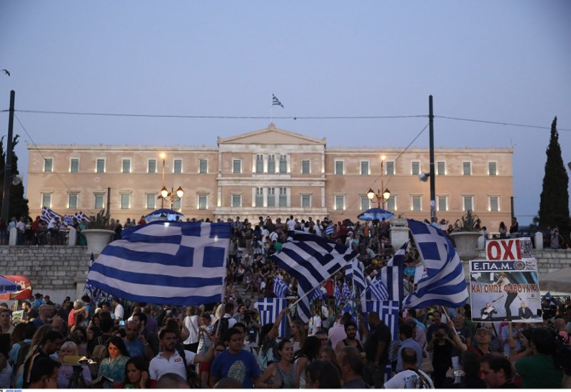 Εκατοντάδες οπαδοί του «Οχι» πανηγύρισαν στο Σύνταγμα -Οι χοροί, τα τραγούδια και το ροζ συντριβάνι [εικόνες & βίντεο] | iefimerida.gr 5