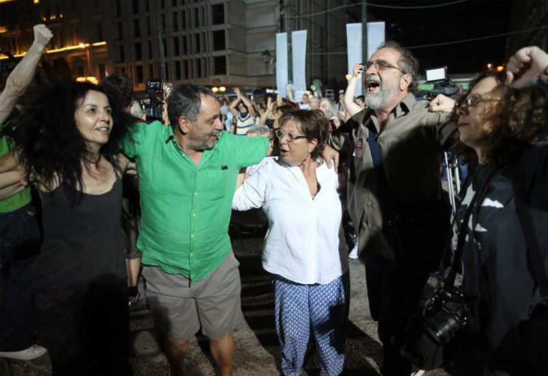 Εκατοντάδες οπαδοί του «Οχι» πανηγύρισαν στο Σύνταγμα -Οι χοροί, τα τραγούδια και το ροζ συντριβάνι [εικόνες & βίντεο] | iefimerida.gr 7