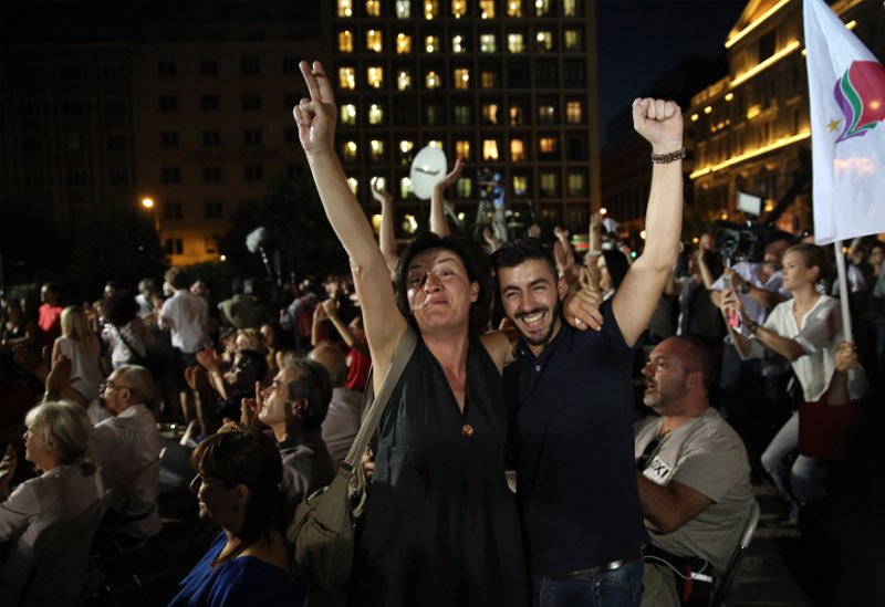 Εκατοντάδες οπαδοί του «Οχι» πανηγύρισαν στο Σύνταγμα -Οι χοροί, τα τραγούδια και το ροζ συντριβάνι [εικόνες & βίντεο] | iefimerida.gr 6