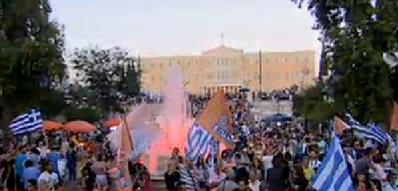 Εκατοντάδες οπαδοί του «Οχι» πανηγύρισαν στο Σύνταγμα -Οι χοροί, τα τραγούδια και το ροζ συντριβάνι [εικόνες & βίντεο] | iefimerida.gr 2