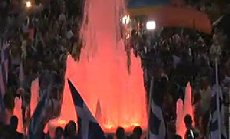 Εκατοντάδες οπαδοί του «Οχι» πανηγύρισαν στο Σύνταγμα -Οι χοροί, τα τραγούδια και το ροζ συντριβάνι [εικόνες & βίντεο] | iefimerida.gr 3