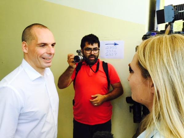 «Χαλάς τη γιορτή με αυθάδεις ερωτήσεις» -Τι είπε ο Βαρουφάκης σε δημοσιογράφο του Sky News | iefimerida.gr 0
