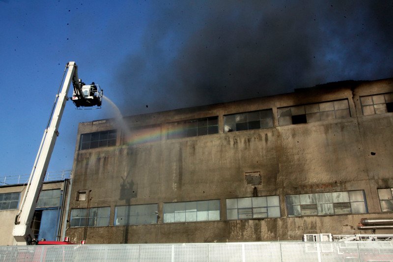 Τεράστια πυρκαγιά στο Αιγάλεω -Σε μεγάλη χαρτοβιομηχανία [εικόνες] | iefimerida.gr 2