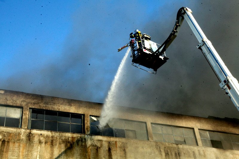 Τεράστια πυρκαγιά στο Αιγάλεω -Σε μεγάλη χαρτοβιομηχανία [εικόνες] | iefimerida.gr 3