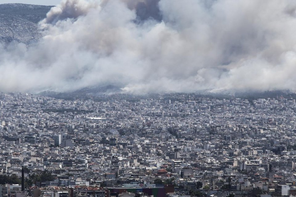 Μάχη με τη φωτιά στον Υμηττό - Κάηκαν σπίτια [εικόνες] | iefimerida.gr 10