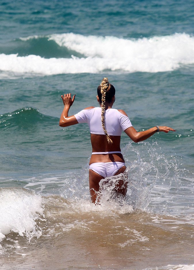 Η Κατερίνα Στικούδη παίζει με τα κύματα με σέξι λευκό μαγιό [εικόνες]  | iefimerida.gr 3