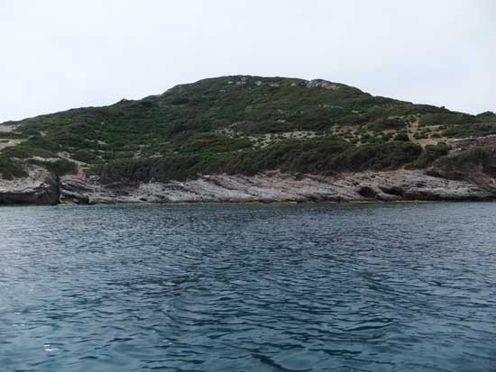 Το νησί στο Αιγαίο με τις τρεις αμμουδερές παραλίες και το ερειπωμένο σπίτι, που αγόρασε ο Τζόνι Ντεπ [εικόνες] | iefimerida.gr 3