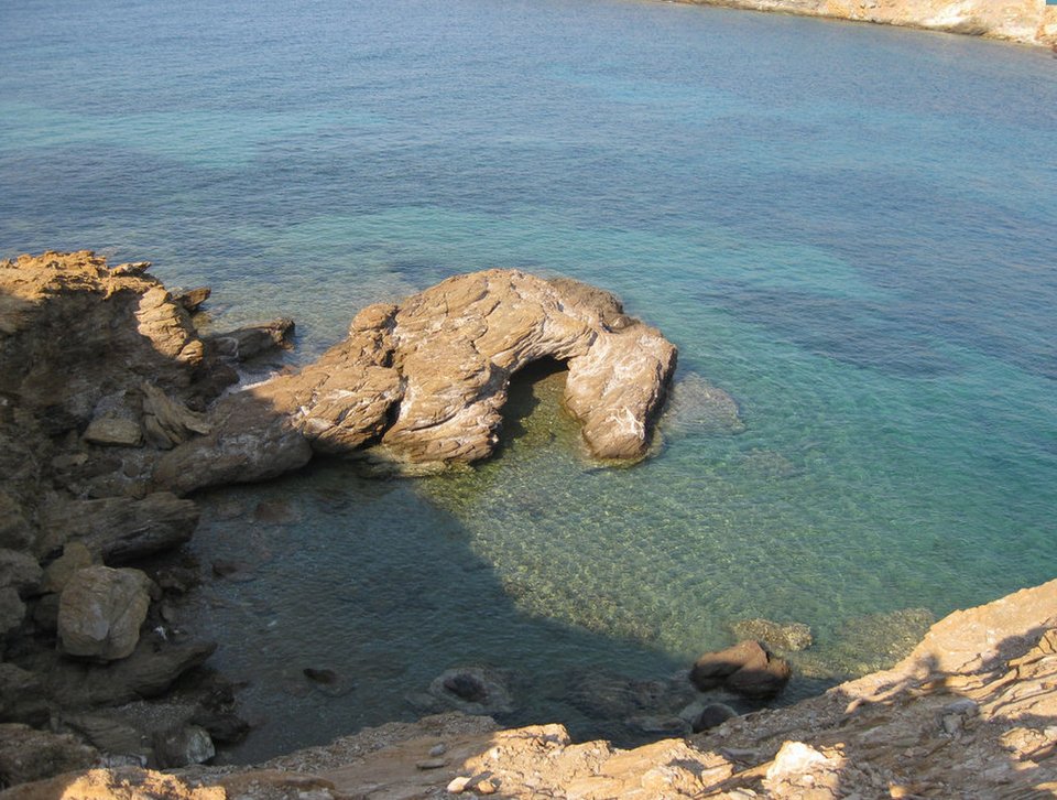 Το νησί στο Αιγαίο με τις τρεις αμμουδερές παραλίες και το ερειπωμένο σπίτι, που αγόρασε ο Τζόνι Ντεπ [εικόνες] | iefimerida.gr 8