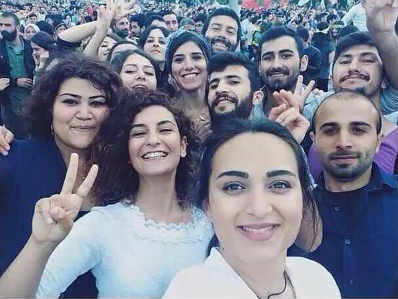 Η selfie της τραγωδίας: Χαμογελούν πριν σκοτωθούν σε τουρκική πόλη | iefimerida.gr 0