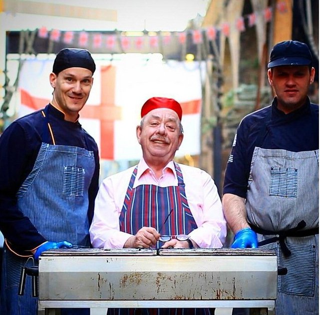 Ενα απίθανο μαγαζί με άρωμα Ελλάδας στο Λονδίνο - Για σουβλάκι με φόντο... κίονες [εικόνες] | iefimerida.gr 3