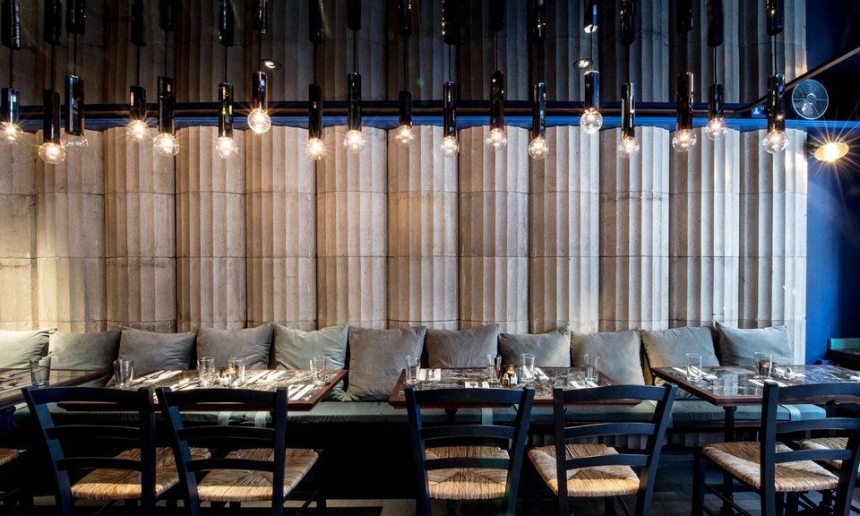 Ενα απίθανο μαγαζί με άρωμα Ελλάδας στο Λονδίνο - Για σουβλάκι με φόντο... κίονες [εικόνες] | iefimerida.gr 2