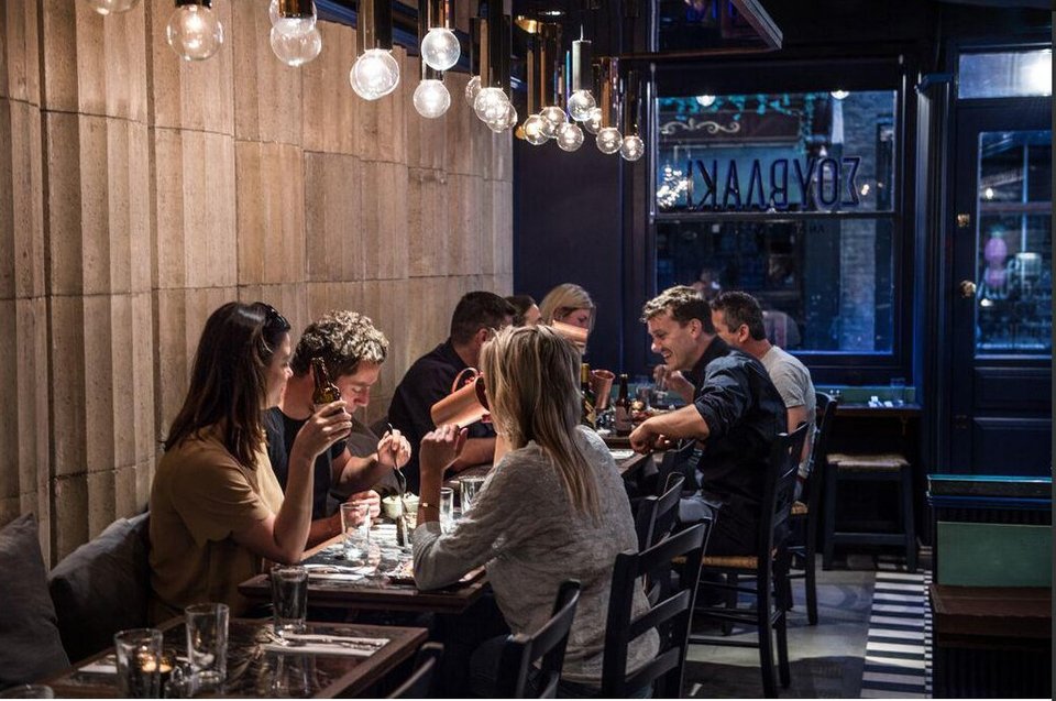 Ενα απίθανο μαγαζί με άρωμα Ελλάδας στο Λονδίνο - Για σουβλάκι με φόντο... κίονες [εικόνες] | iefimerida.gr 4