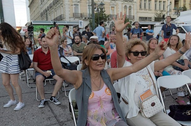 Εκατοντάδες οπαδοί του «Οχι» πανηγύρισαν στο Σύνταγμα -Οι χοροί, τα τραγούδια και το ροζ συντριβάνι [εικόνες & βίντεο] | iefimerida.gr 10