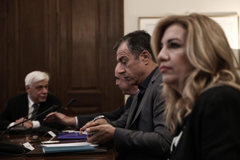Καυτό παρασκήνιο στο Προεδρικό -Τα τσιγάρα του Λαφαζάνη, η ξύλινη γλώσσα και οι άγριες ματιές του Τσίπρα | iefimerida.gr 0
