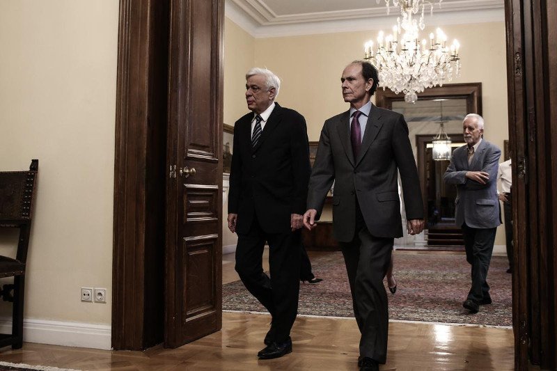 Καυτό παρασκήνιο στο Προεδρικό -Τα τσιγάρα του Λαφαζάνη, η ξύλινη γλώσσα και οι άγριες ματιές του Τσίπρα | iefimerida.gr 1