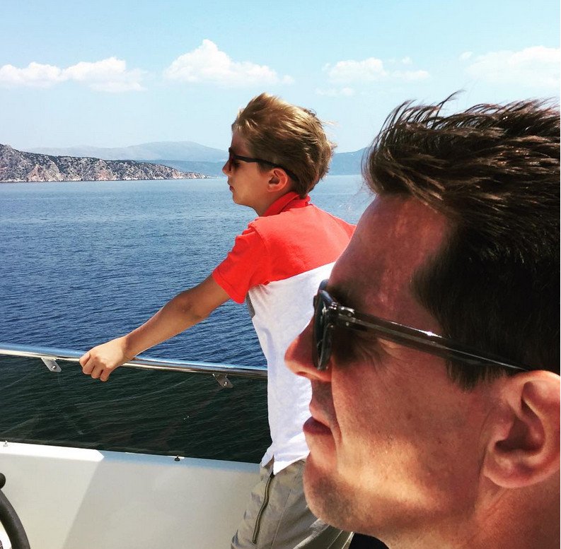 Ο Κωνσταντίνος Γλύξμπουργκ με τα εγγόνια του κάνει βαρκάδες στις Σπέτσες [εικόνες] | iefimerida.gr 0