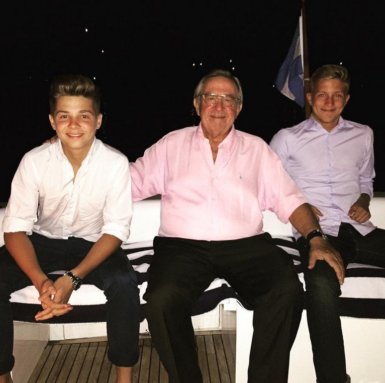 Ο Κωνσταντίνος Γλύξμπουργκ με τα εγγόνια του κάνει βαρκάδες στις Σπέτσες [εικόνες] | iefimerida.gr 1