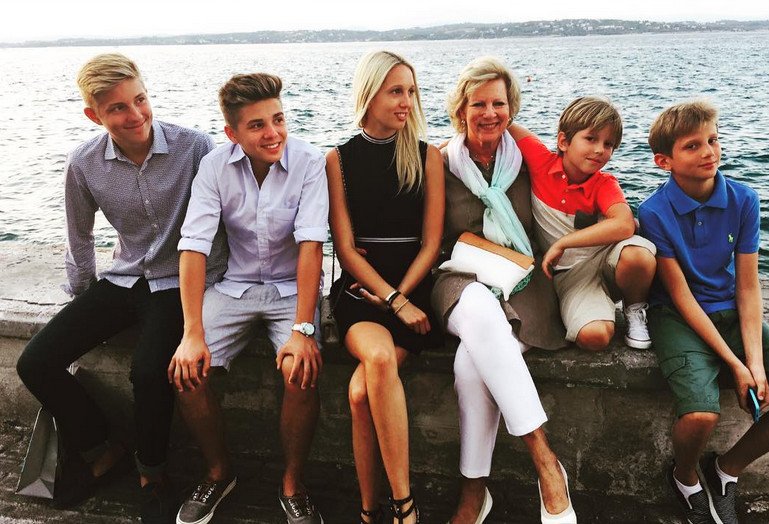 Ο Κωνσταντίνος Γλύξμπουργκ με τα εγγόνια του κάνει βαρκάδες στις Σπέτσες [εικόνες] | iefimerida.gr 2