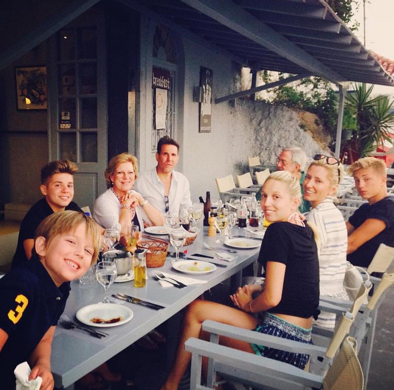 Ο Κωνσταντίνος Γλύξμπουργκ με τα εγγόνια του κάνει βαρκάδες στις Σπέτσες [εικόνες] | iefimerida.gr 4