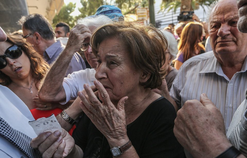 Εικόνες ντροπής: Ηλικιωμένοι και φτωχοί πληρώνουν το δημοψήφισμα | iefimerida.gr 0