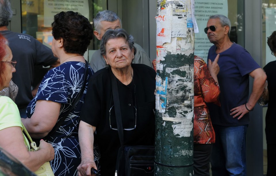 Εικόνες ντροπής: Ηλικιωμένοι και φτωχοί πληρώνουν το δημοψήφισμα | iefimerida.gr 2