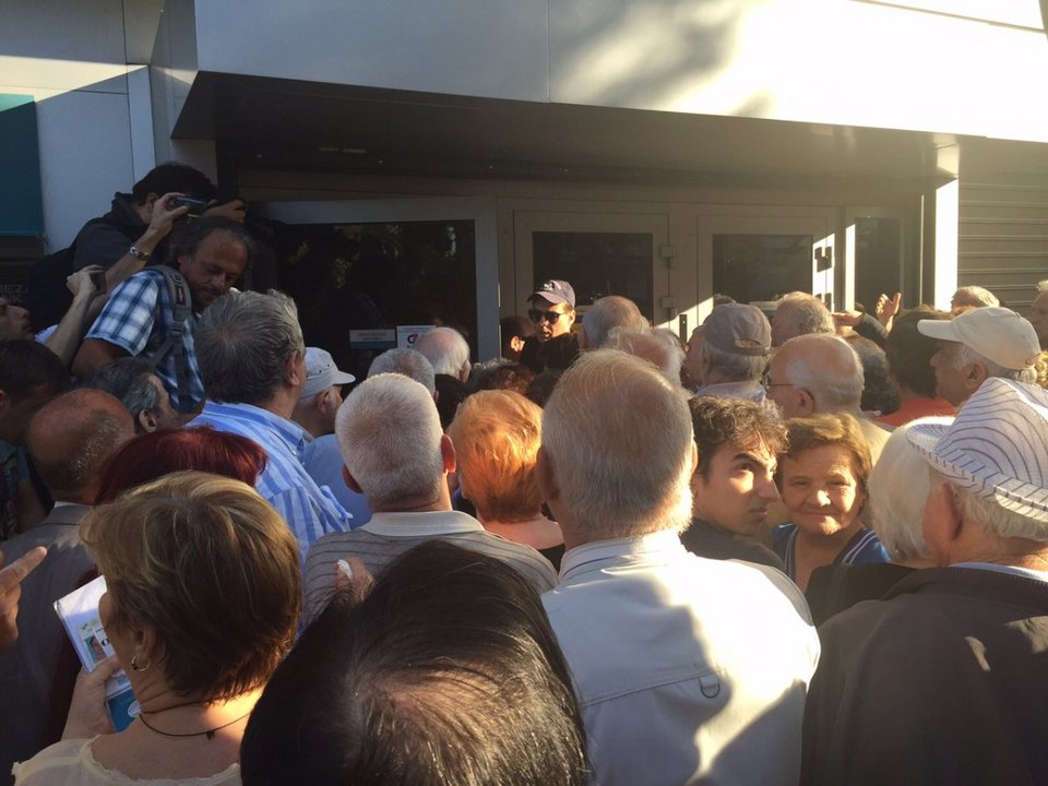 Εικόνες ντροπής: Ηλικιωμένοι και φτωχοί πληρώνουν το δημοψήφισμα | iefimerida.gr 20