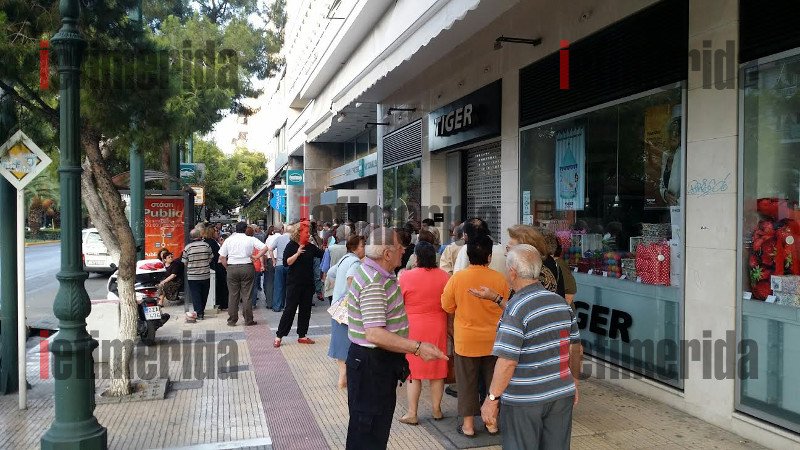 Λιποθυμίες ηλικιωμένων στις ουρές για τα 120 ευρώ [εικόνες] | iefimerida.gr 6