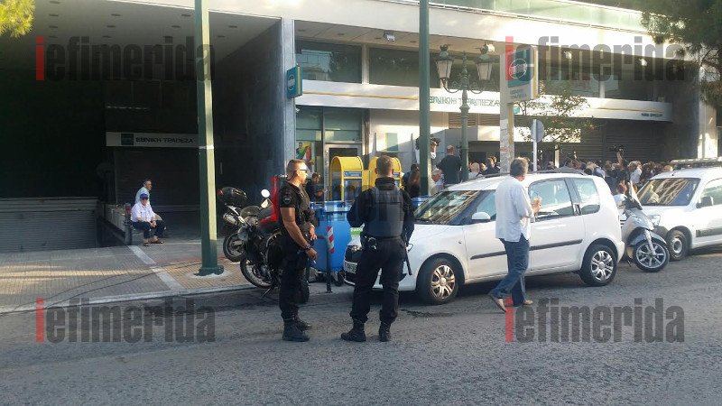 Λιποθυμίες ηλικιωμένων στις ουρές για τα 120 ευρώ [εικόνες] | iefimerida.gr 21