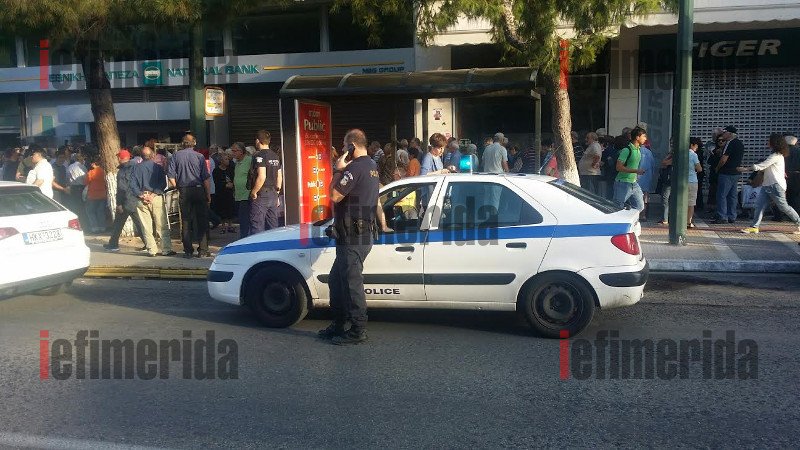 Λιποθυμίες ηλικιωμένων στις ουρές για τα 120 ευρώ [εικόνες] | iefimerida.gr 23