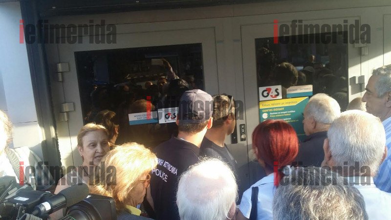 Λιποθυμίες ηλικιωμένων στις ουρές για τα 120 ευρώ [εικόνες] | iefimerida.gr 24