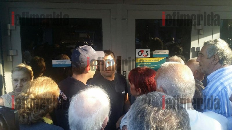 Λιποθυμίες ηλικιωμένων στις ουρές για τα 120 ευρώ [εικόνες] | iefimerida.gr 25