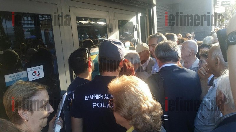 Λιποθυμίες ηλικιωμένων στις ουρές για τα 120 ευρώ [εικόνες] | iefimerida.gr 26