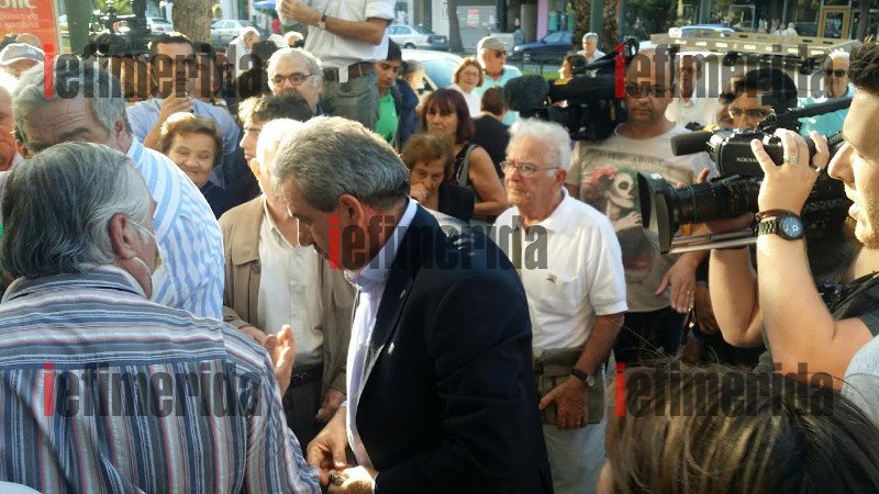 Λιποθυμίες ηλικιωμένων στις ουρές για τα 120 ευρώ [εικόνες] | iefimerida.gr 27