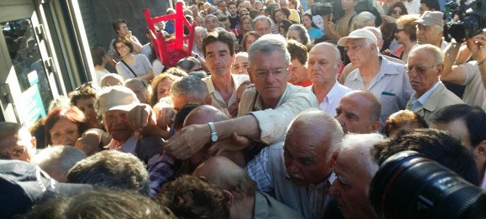 Εικόνες ντροπής: Ηλικιωμένοι και φτωχοί πληρώνουν το δημοψήφισμα | iefimerida.gr 7