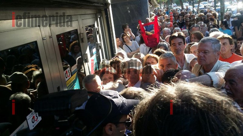 Λιποθυμίες ηλικιωμένων στις ουρές για τα 120 ευρώ [εικόνες] | iefimerida.gr 29